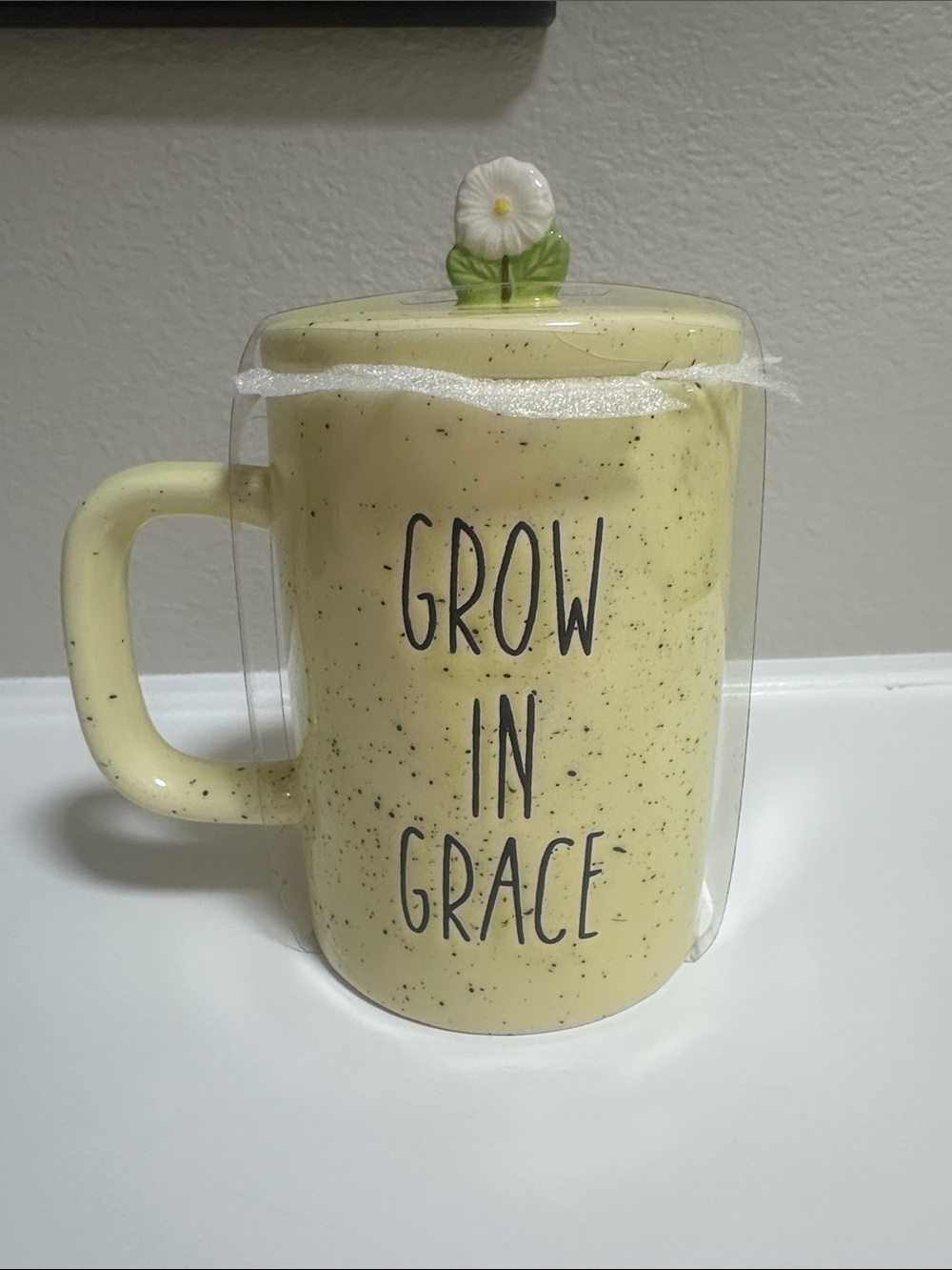 🌼 Rae Dunn Yellow Speckled Ceramic Mug with Daisy Floral Knob Lid 🌼 NEW